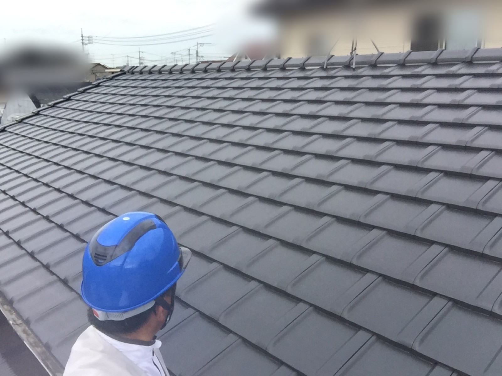 すき間なく並んだ平板瓦の屋根の面