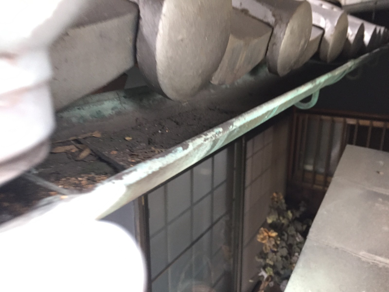 底が見えないほど土が積もった銅の軒樋の内側