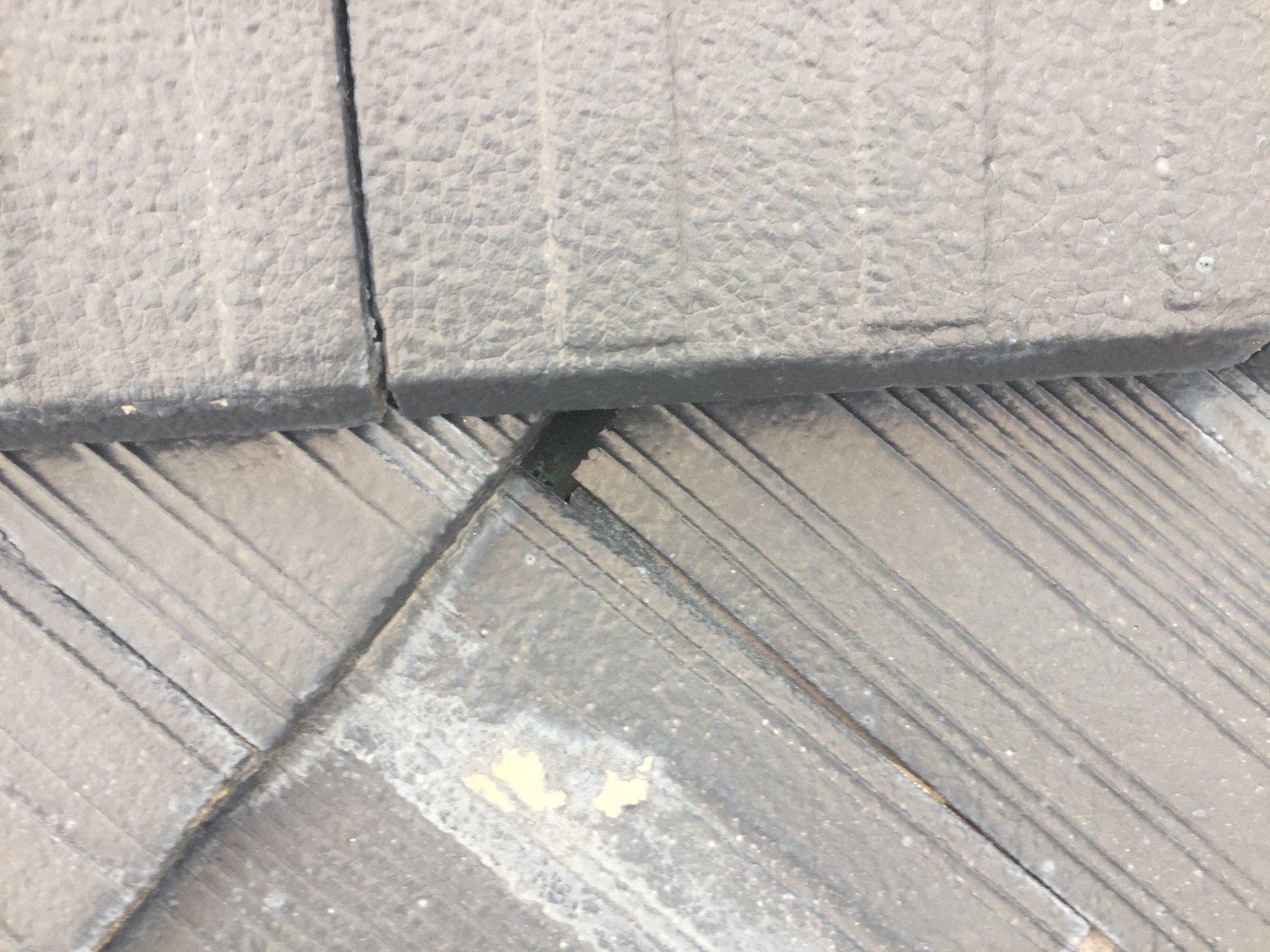 屋根の面が合わさる所の棟瓦の下にできたすき間