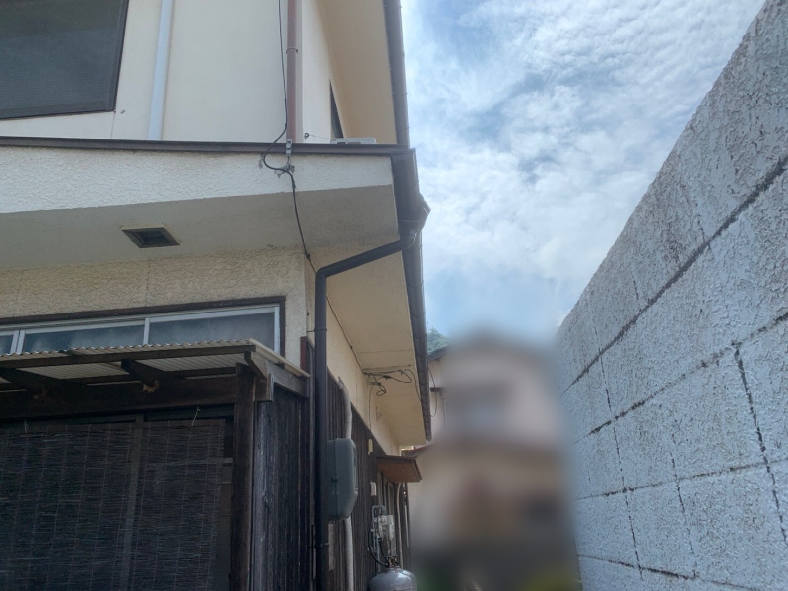 外壁にそって下りる新しい竪樋