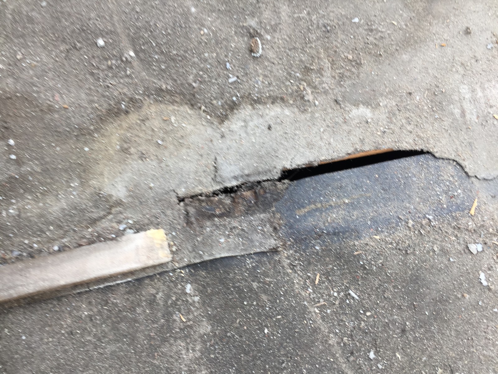 破れて穴が開いた古い防水紙