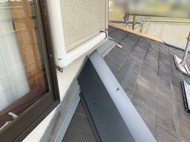 カラーベスト 寄棟屋根棟板金交換 足場