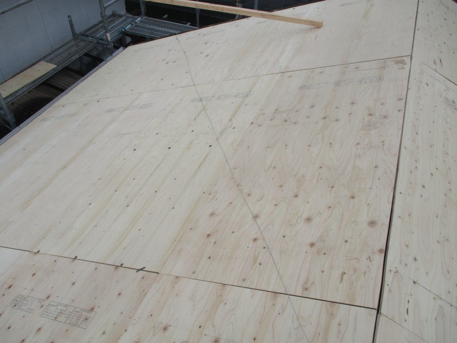屋根一面に張り終えた新しい合板