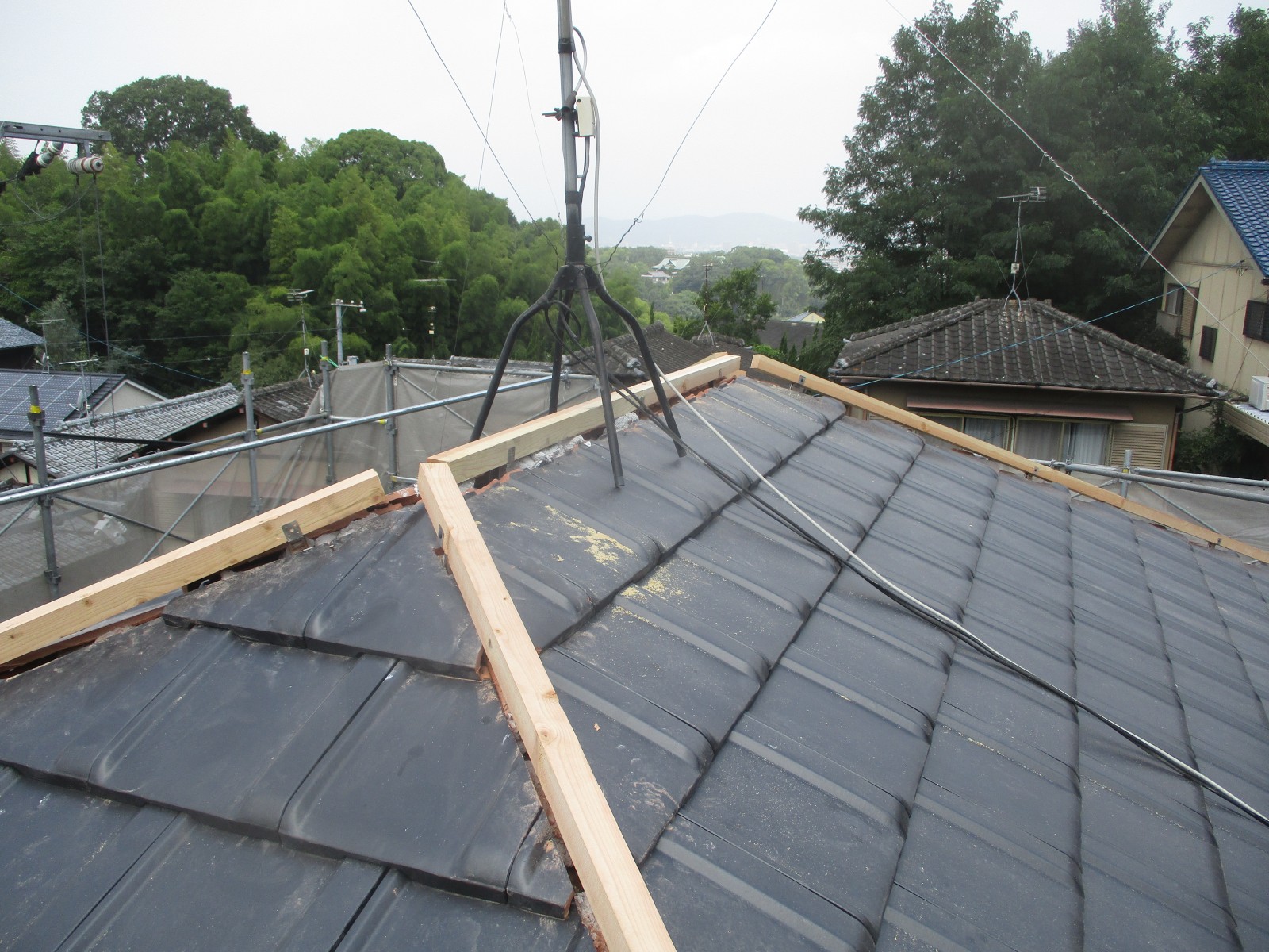 岡山市中区でセメント瓦の葺き替え｜棟瓦を取り付けて大屋根が葺き上がり