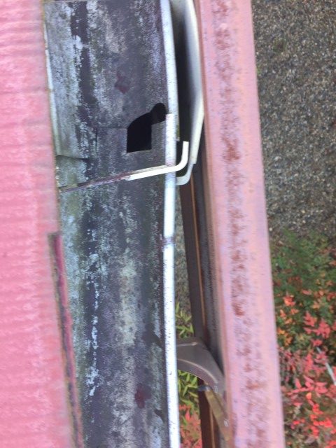 カバー工法　外壁塗装　雨樋に穴