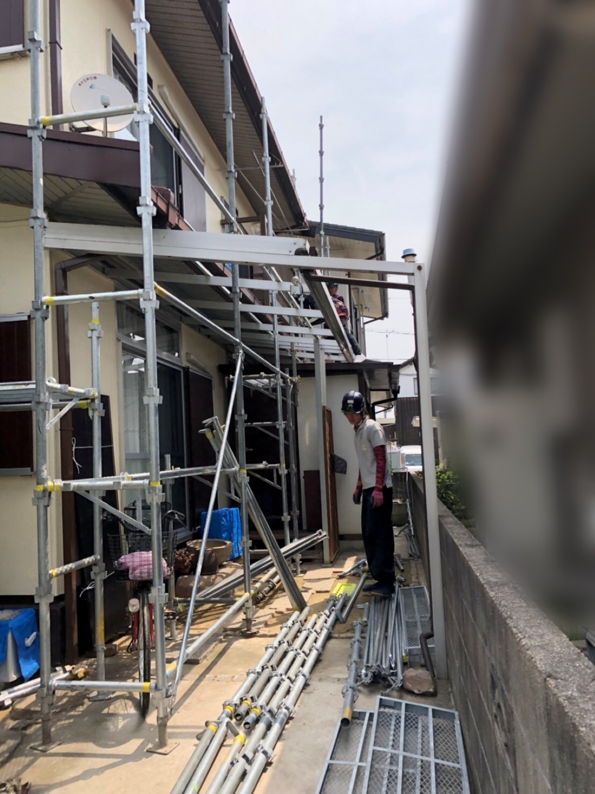 2階の屋根の高さまで組み上がった足場
