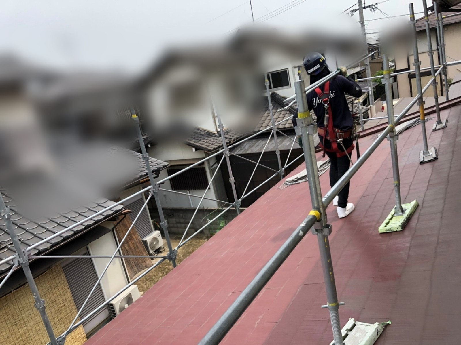 屋根カバー工法の作業に備えてカラーベスト屋根の端に設置した手すり