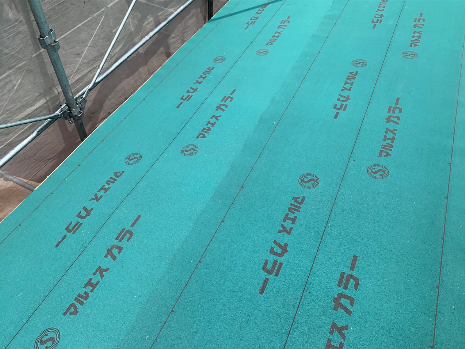 防水紙で覆われた屋根面