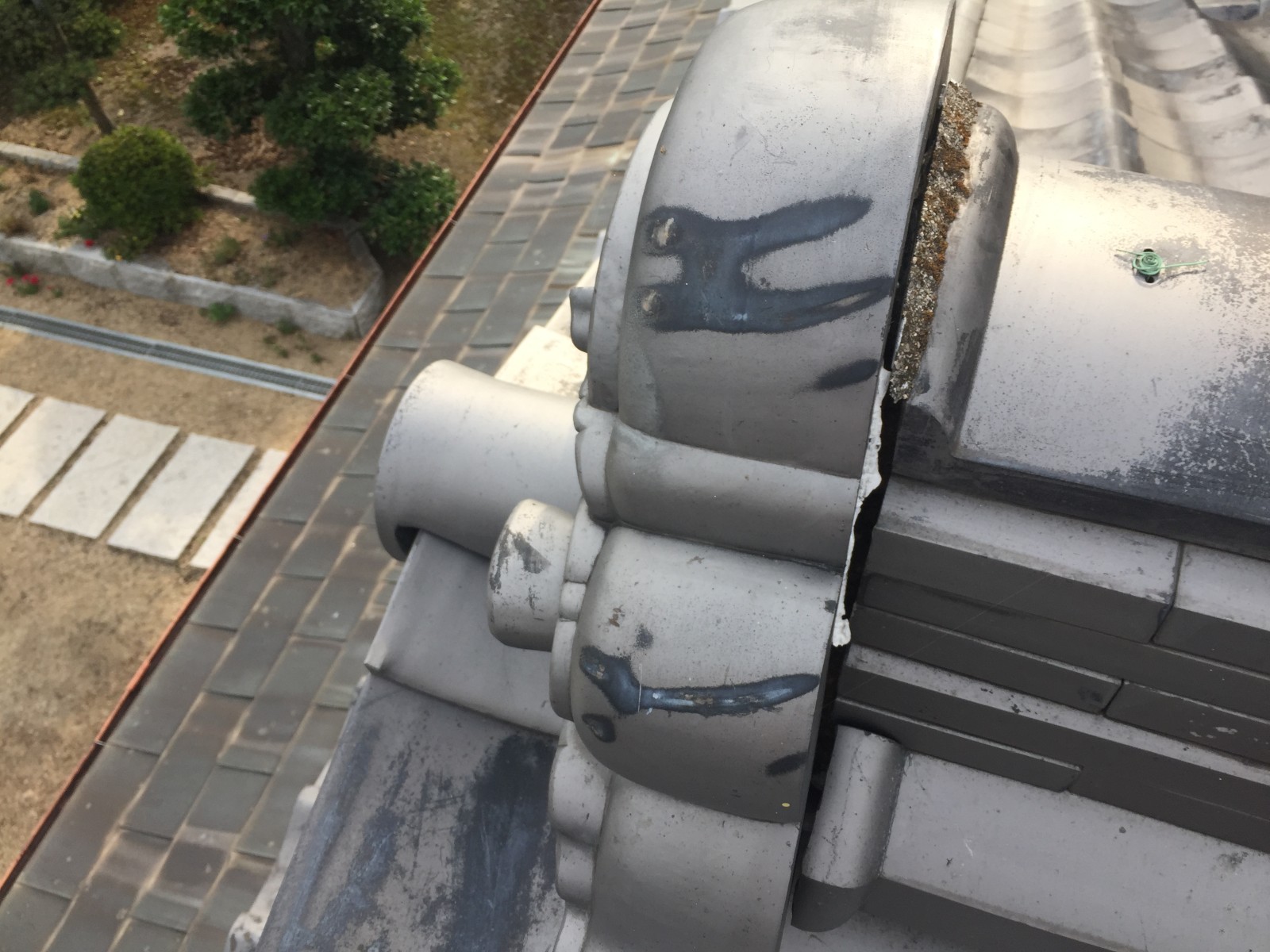 棟の端で鬼瓦と冠瓦の間にすき間ができた所