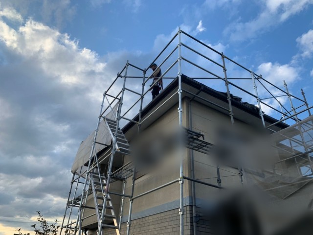 カラーベスト 寄棟屋根棟板金 足場