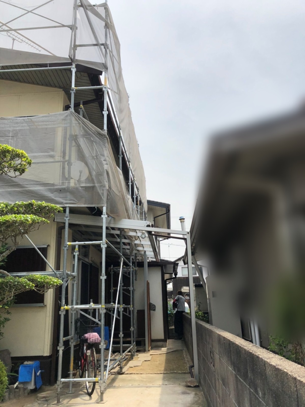 建物の周囲にメッシュシートを設置した足場