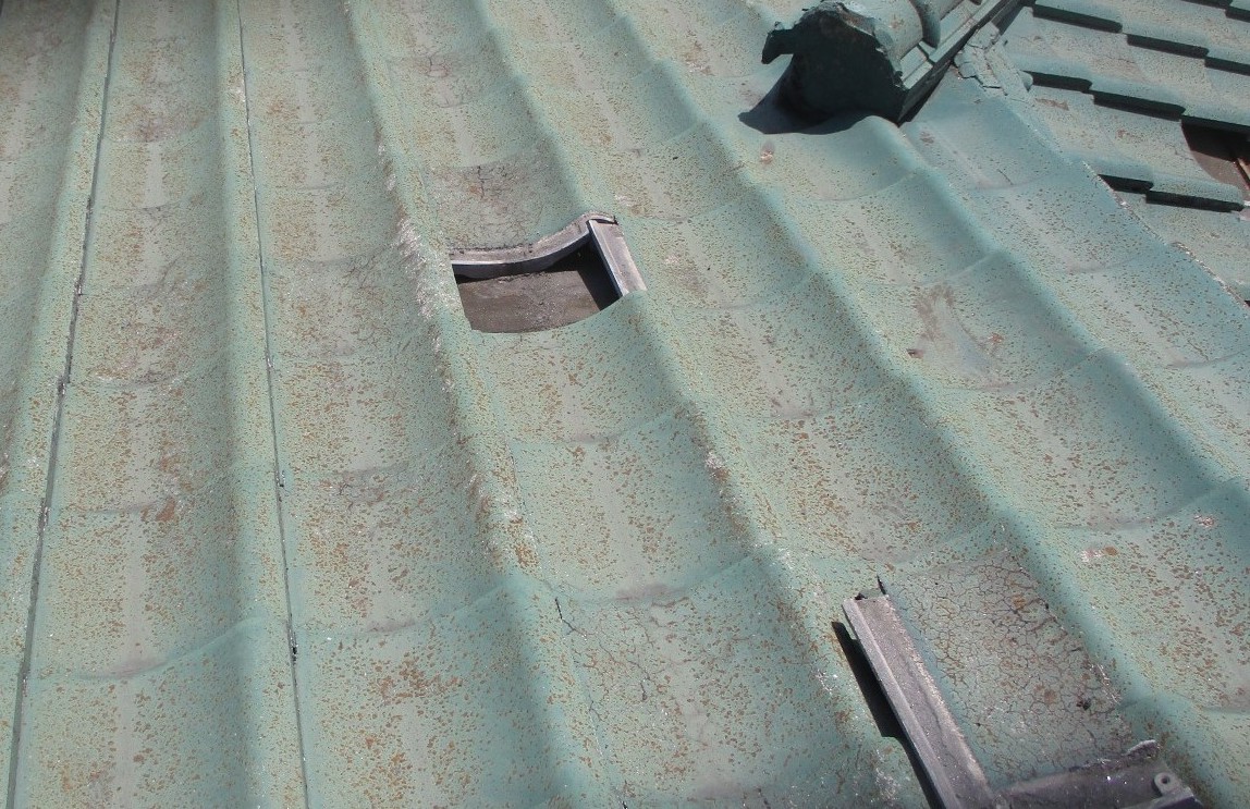 差し替えのために瓦を外した屋根の面