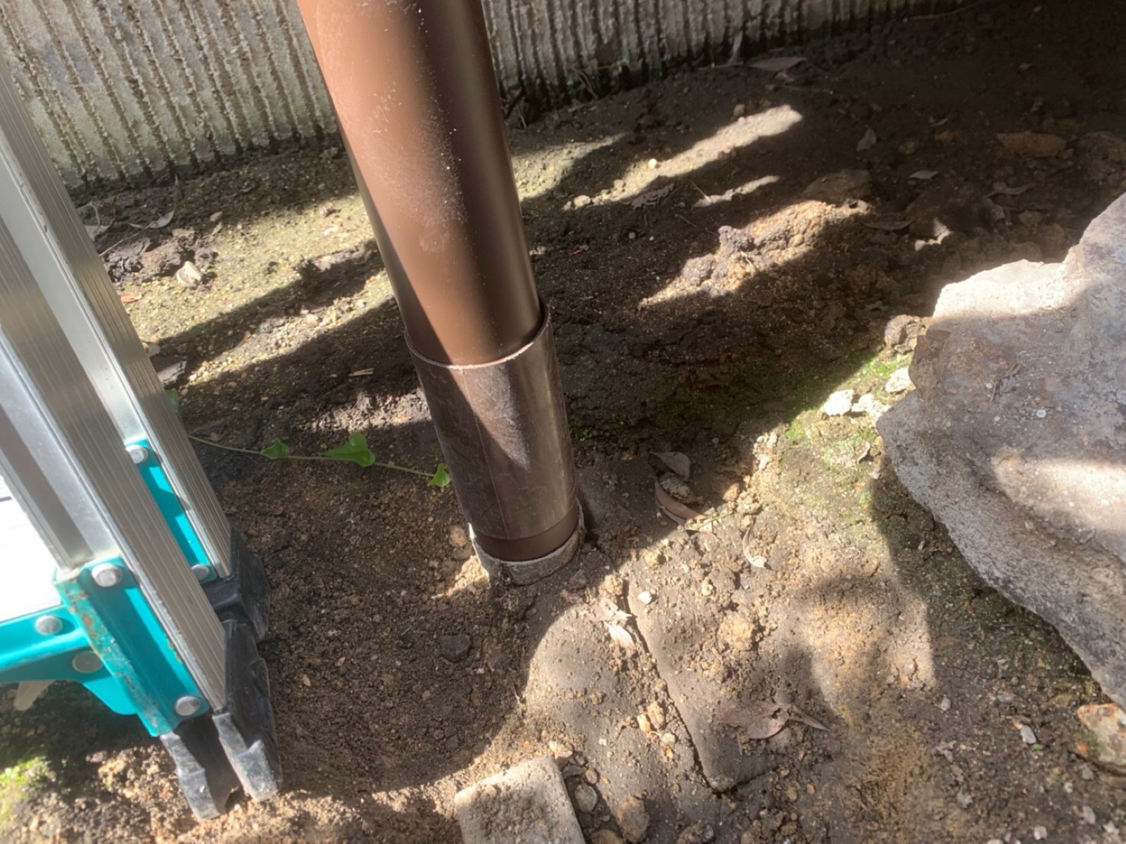 地面の排水管に差し込んだ新しい竪樋