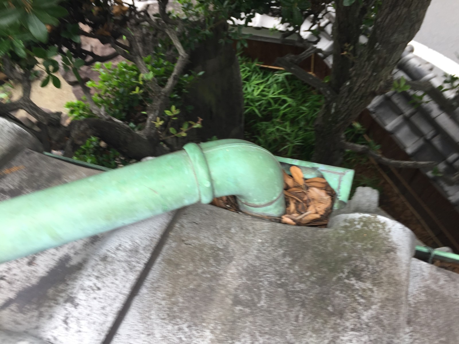岡山市南区で雨樋修理｜銅の上合の穴と軒樋の詰まりが雨漏りの原因