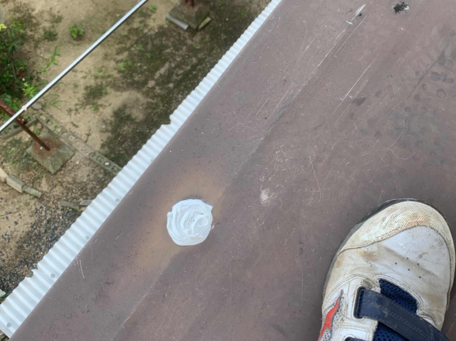 釘の頭をコーキングで覆った板金屋根