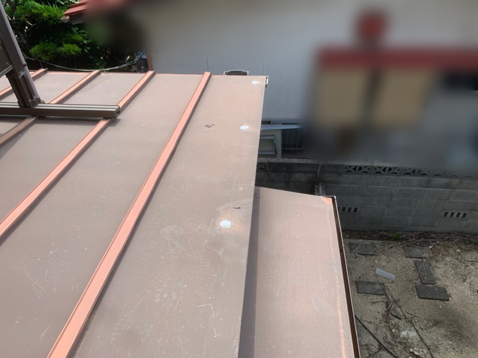 釘の頭のコーキングを終えた1階の板金屋根