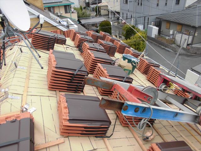 岡山市南区　２階平板瓦を配り軒瓦を施工です。