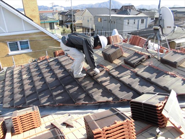 岡山市南区　２階平板瓦を葺いていきます。