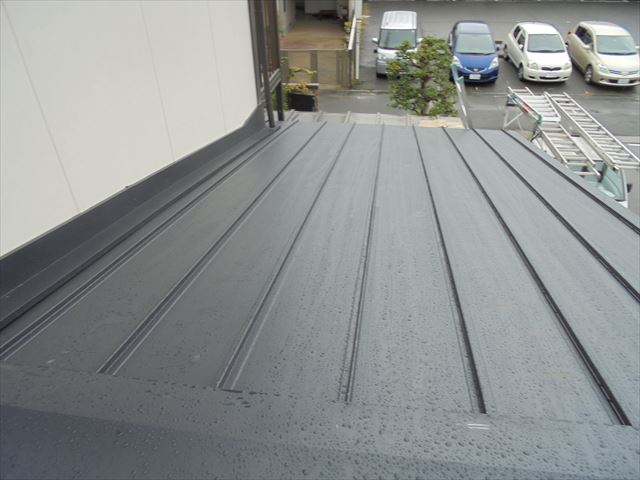 玉野市　屋根工事　カバー工法　ガルバリウム鋼板の縦葺き