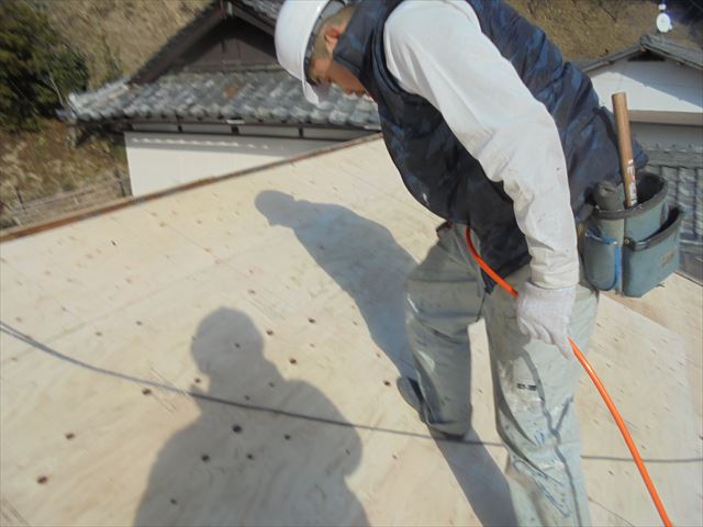 岡山市中区　屋根の下地板の補強工事