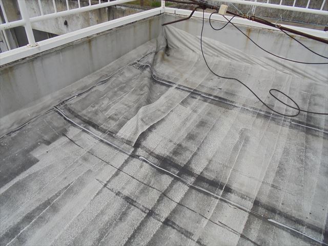 岡山市北区　屋上のシート防水です　シートがしわになっています。