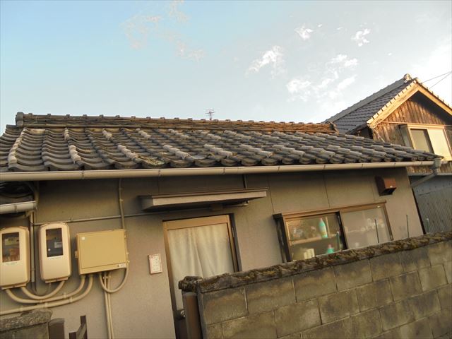 岡山市中区で屋根雨漏り修理　平屋の切妻の建物です