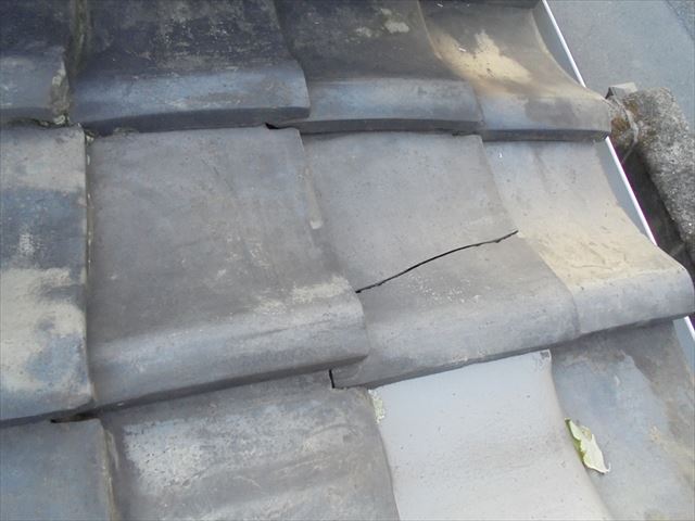 岡山市中区で屋根雨漏り修理　平瓦の割れ瓦