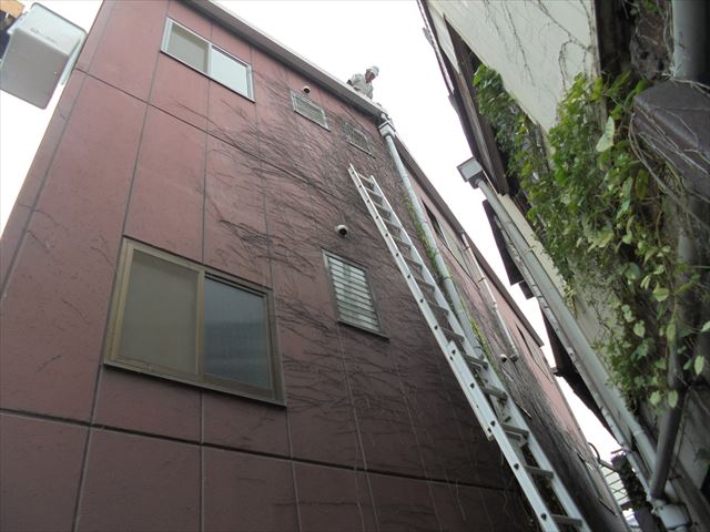 倉敷市雨漏り点検　2連梯子では屋根の上には上がれません