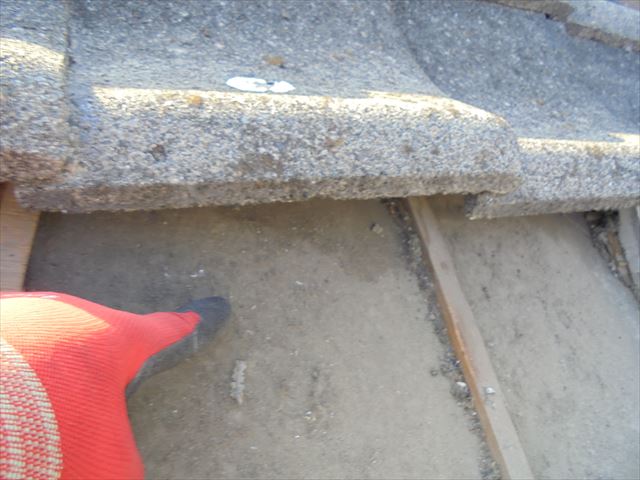 倉敷市で屋根修理　セメント瓦をめくると雨漏り跡