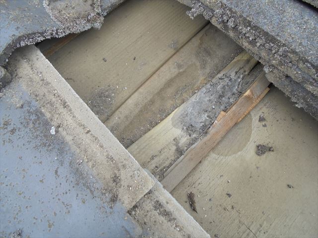 倉敷市で雨漏り修理　セメント瓦の劣化が進んで