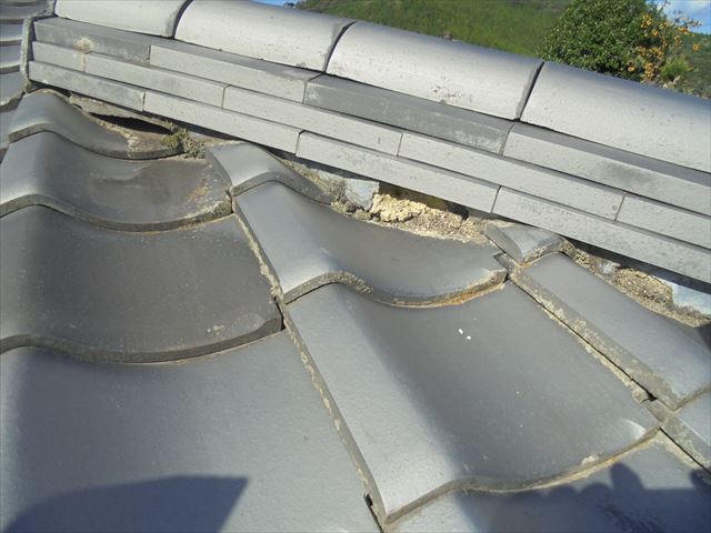 岡山県和気町で屋根修理　隅棟の三日月漆喰も欠落しています