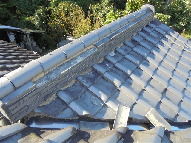 岡山県和気町で屋根修理　棟の熨斗瓦が抜け落ちています。