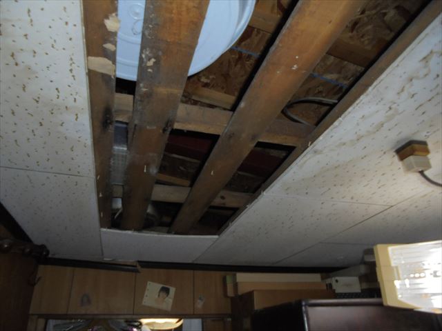 岡山市北区　雨漏り修理　天井が落ちてます。