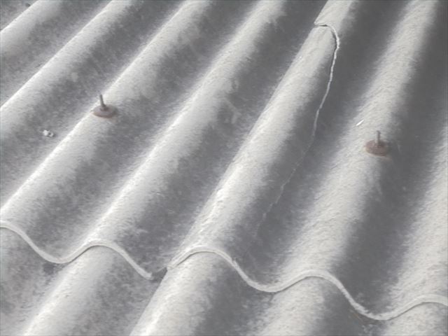 岡山市東区　スレート屋根修理の点件　スレートの割れ