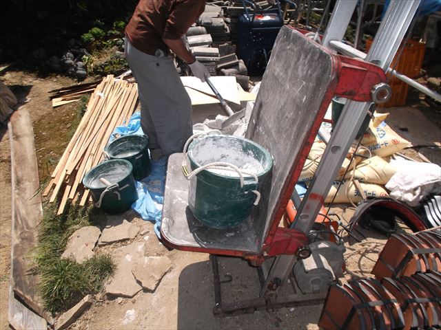 岡山県久米南町　屋根工事 屋根リフォーム　瓦揚げ機で材料揚げ