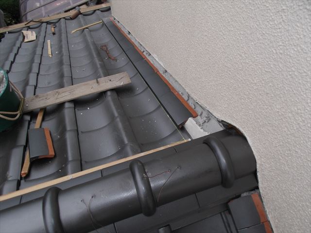 岡山市南区で屋根リフォーム　セメント瓦を三州瓦に葺き替え　壁際の熨斗工事
