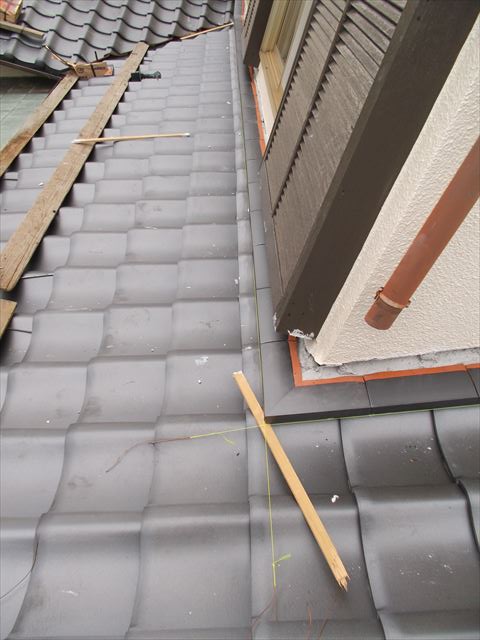 岡山市南区で屋根リフォーム　セメント瓦を三州瓦に葺き替え　壁際の熨斗工事