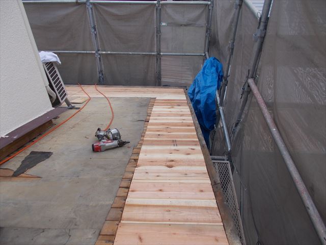 岡山市南区　屋根工事 雨漏り修理　化粧杉板貼り付け完了