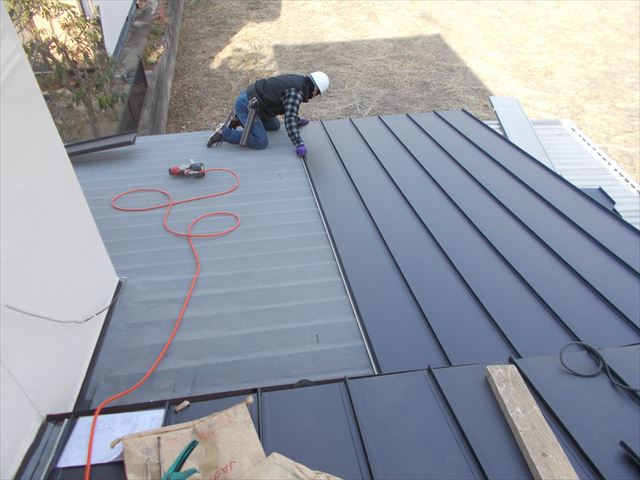 岡山市中区　カバー工法1階ガルバリウム鋼板の縦葺き