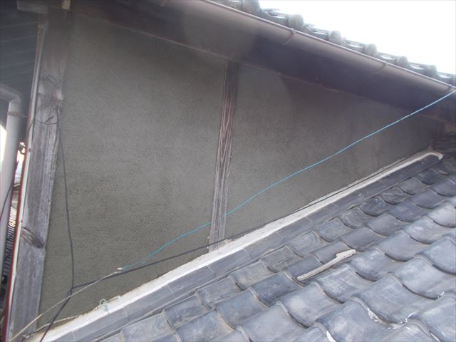 岡山市北区　雨漏り修理　モルタル壁下塗り