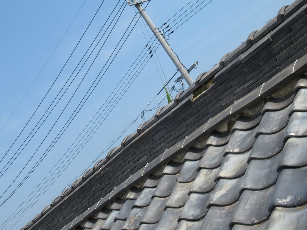 備前市で屋根の雨漏り調査、棟瓦の隙間や地瓦のずれ・浮きを現地で確認