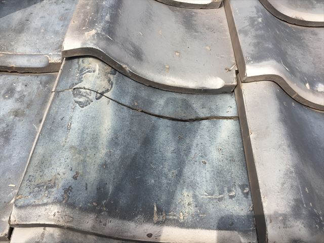 ひび割れた屋根瓦