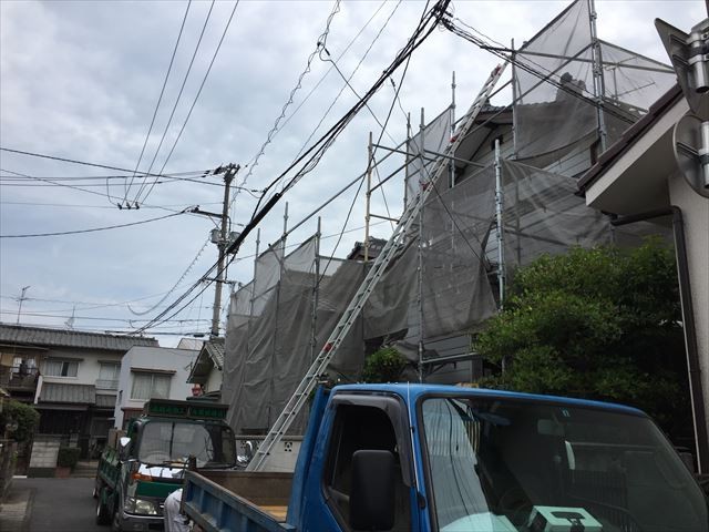 岡山市北区　屋根工事 屋根リフォーム　瓦揚げ機のタワー組み立て