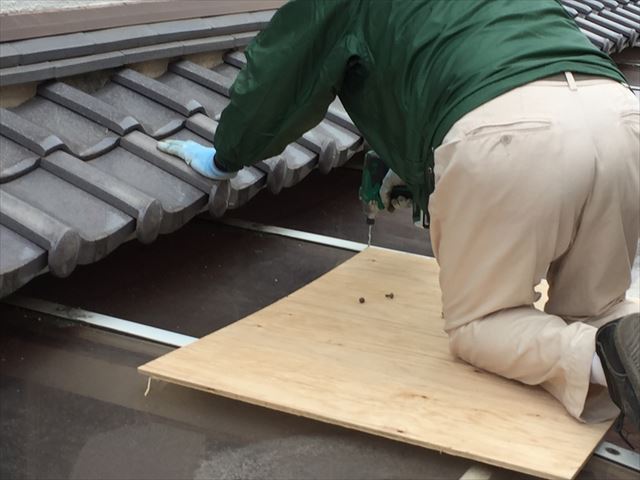 岡山市南区　カーポートの屋根修理　アクリル板取り外し