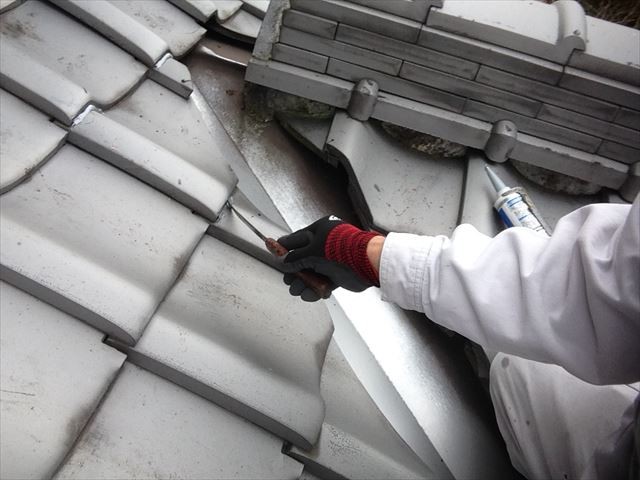 玉野市　雨漏り修理　ズレた瓦をコーキング処理