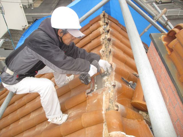 岡山市南区　屋根瓦修理　棟解体組み立て　強力棟金具取付け