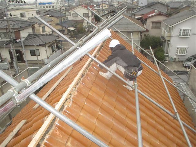 岡山市南区　屋根瓦修理　棟解体組み立て　強力棟垂木取付け