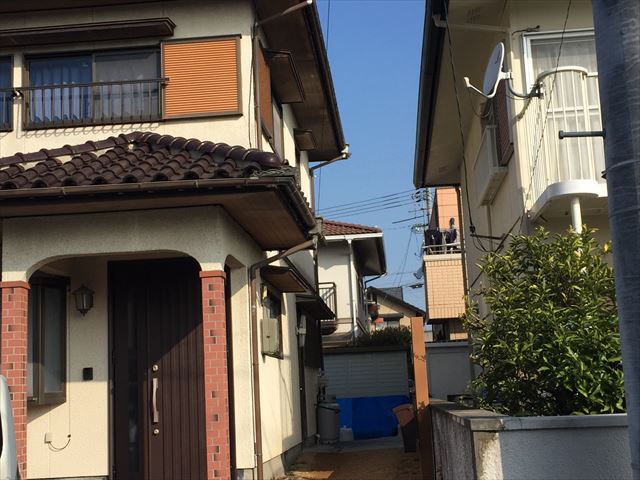 岡山市南区で2階の雨どいの雨水がお隣の敷地に