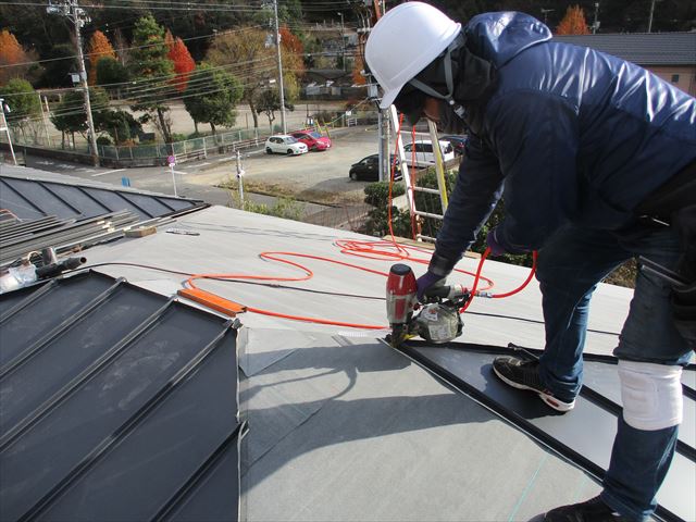 岡山市中区　ガルバリウム鋼板がだいぶ葺きあがってきました。