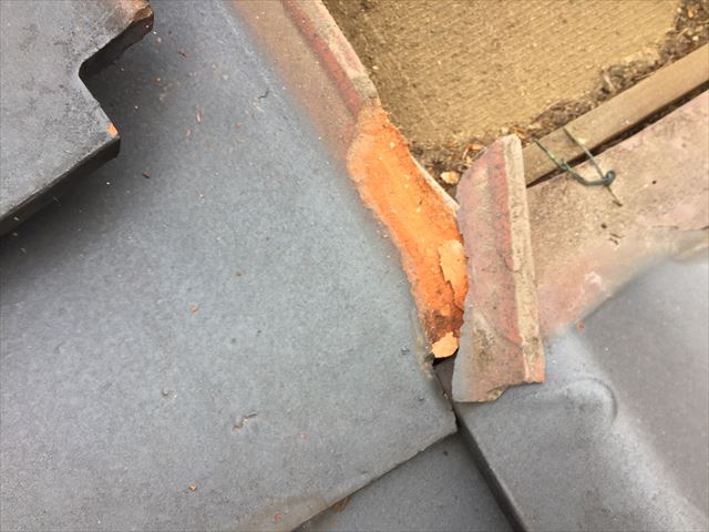割れた屋根瓦の欠損部